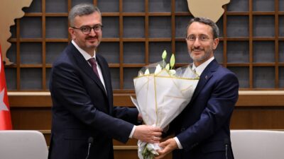 Cumhurbaşkanı Kararıyla atanan Burhanettin Duran, Fahrettin Altun’dan resmi törenle İletişim