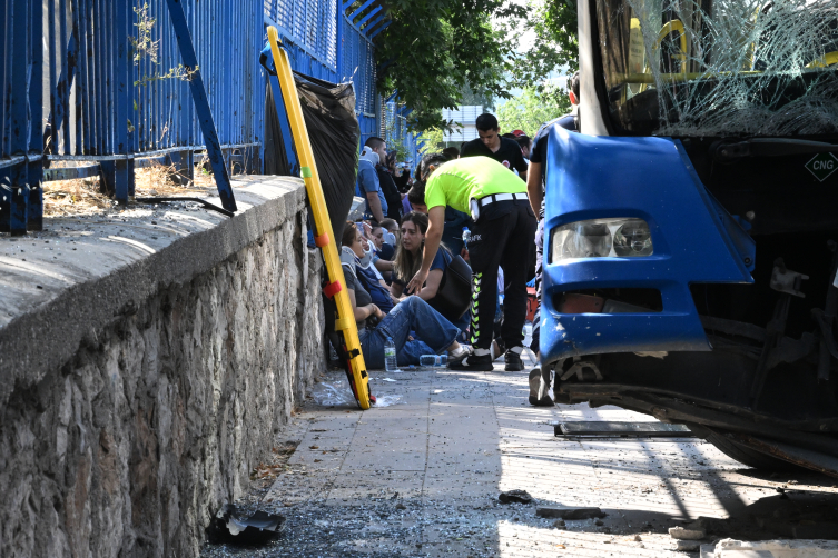 Gülhane Eğitim ve Araştırma Hastanesi yakınlarında meydana gelen zincirleme kazada