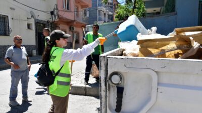 Bornova Belediyesi, kent genelinde temizlik hizmetlerinin niteliğini artırmak ve daha