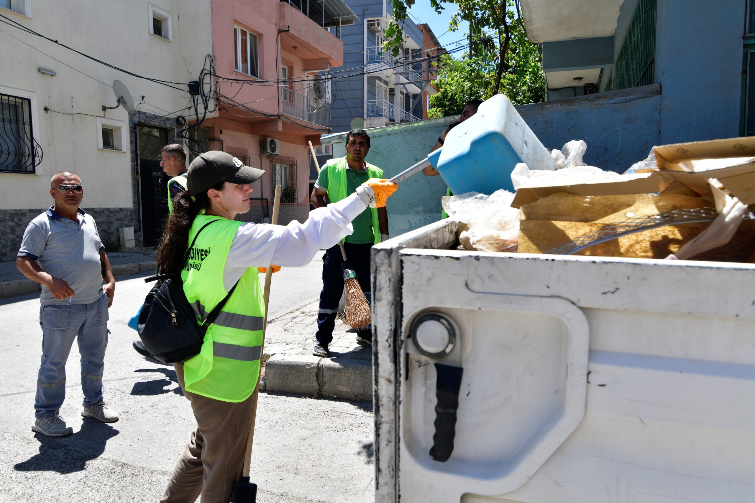 Bornova Belediyesi, kent genelinde temizlik hizmetlerinin niteliğini artırmak ve daha