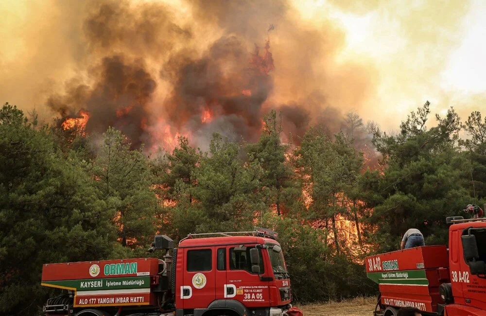 Eskişehir’in Seyitgazi ilçesinde günlerdir süren orman yangınında, görevli ekiplerin alevlerin