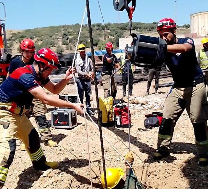 İzmir’in Aliağa ilçesinde fore kazık kuyusuna düşen 35 yaşındaki C.E.,