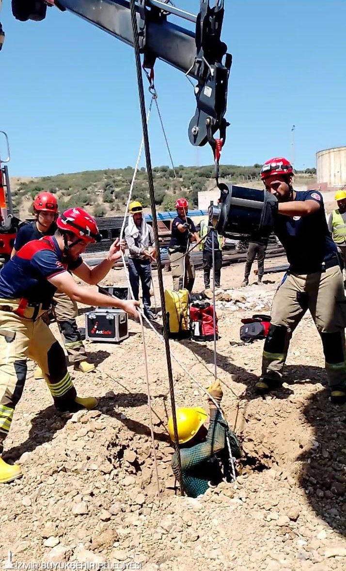 İzmir’in Aliağa ilçesinde fore kazık kuyusuna düşen 35 yaşındaki C.E.,