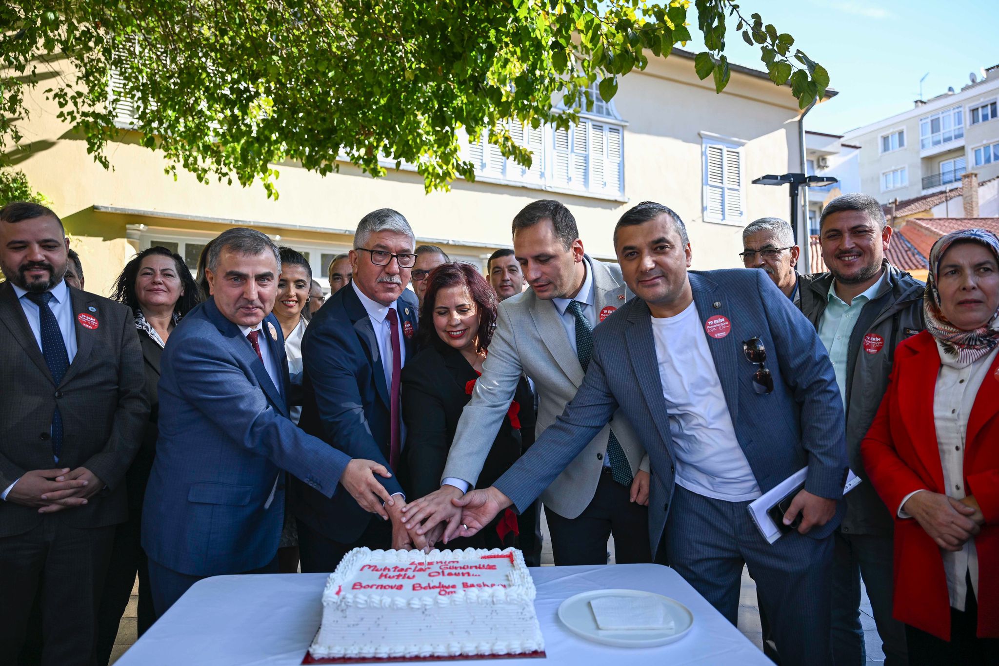 Bornova’daki 45 mahalle muhtarı, dijital çağın gereklerine uygun eğitimlerle donatılacak.