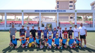 Buca Belediyesi’nin yaz döneminde ücretsiz olarak açtığı futbol kurslarına çocuklar