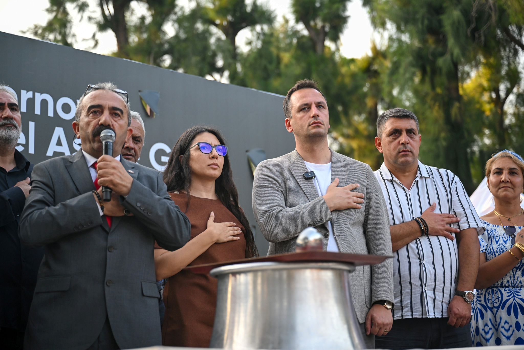 Bornova Belediyesi’nin Alevi Güçbirliği Platformu ile birlikte düzenlediği büyük aşure