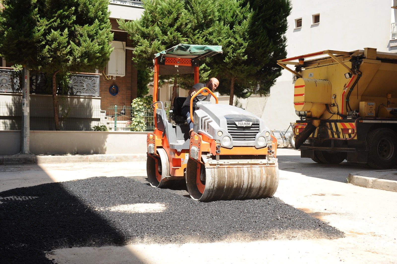 Belediye, kendi ürettiği malzemelerle yol, parke ve asfalt çalışmalarına hız
