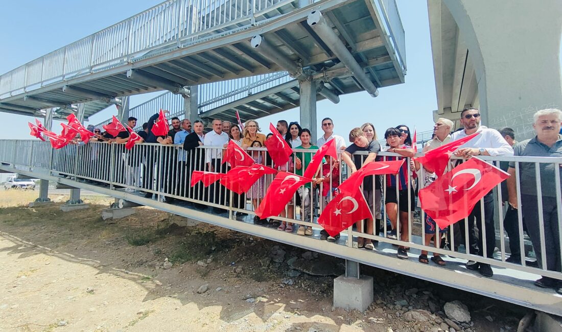 Bergama’da öğrencilerin güvenle okula ulaşması için yapılan üst geçit, veliler