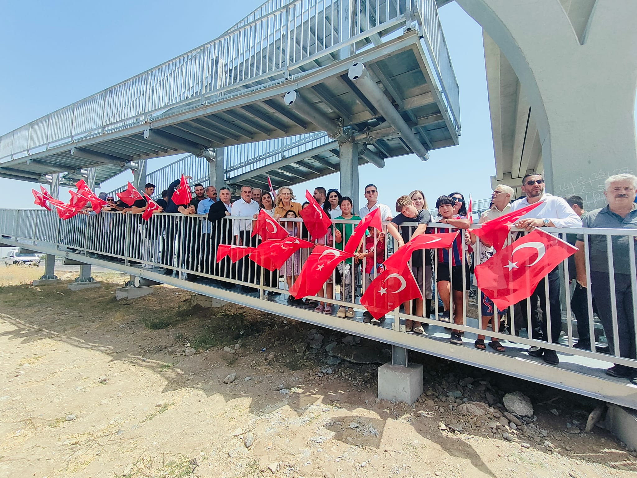 Bergama’da öğrencilerin güvenle okula ulaşması için yapılan üst geçit, veliler