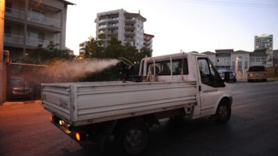 Karşıyaka Belediyesi, yazın artan haşere sorununa karşı tüm mahallelerde gece