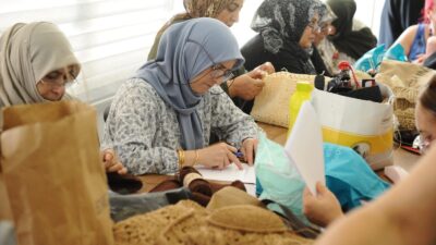 Karşıyaka Belediyesi, “Kadın Gücü Mahallede” buluşmalarıyla kadınların sorunlarını dinliyor, çözüme