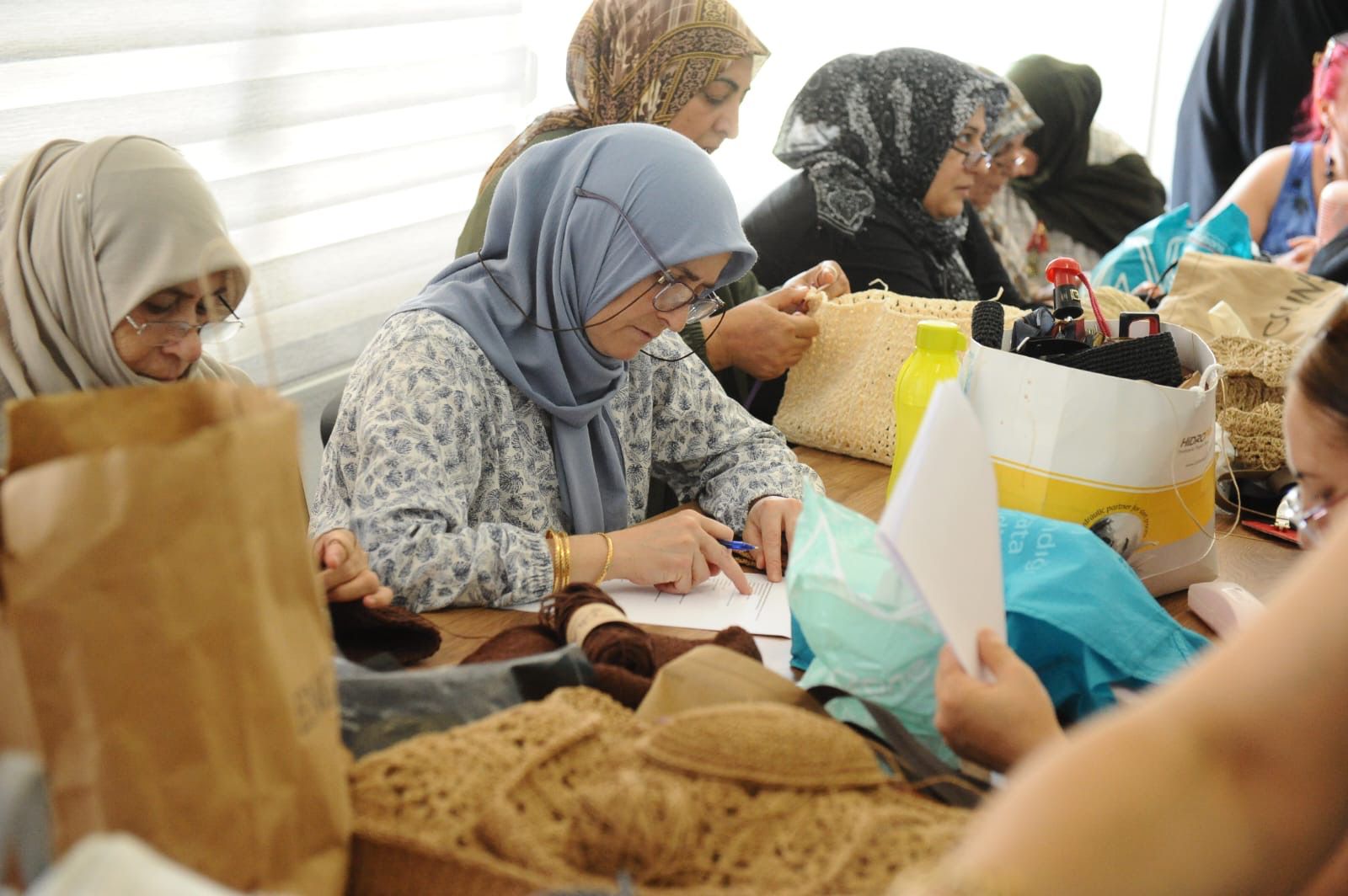 Karşıyaka Belediyesi, “Kadın Gücü Mahallede” buluşmalarıyla kadınların sorunlarını dinliyor, çözüme