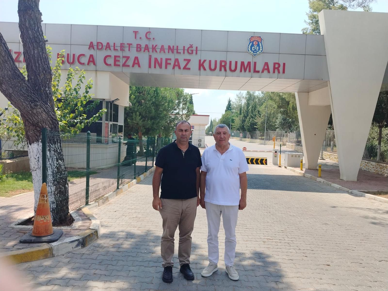 CHP İzmir heyeti, Buca Cezaevinde tutuklu bulunan partililere moral ziyaretinde