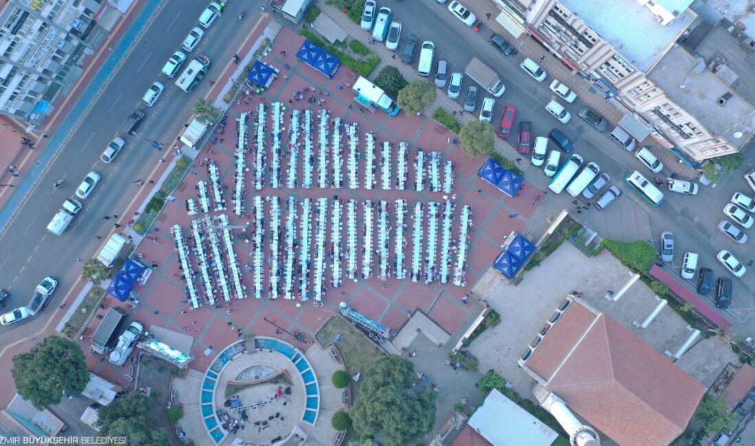 İzmir Büyükşehir Belediyesi, Aliağa'nın simgesi Demokrasi Meydanı’nı çağdaş ve yaşanabilir