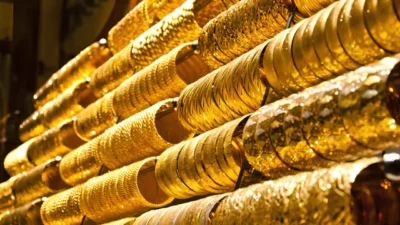 Altın fiyatları haftaya hareketli başladı. Uzmanlar jeopolitik risklere dikkat çekerken,