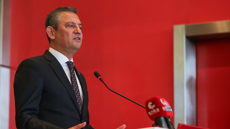 CHP Genel Başkanı Özgür Özel, PKK’nın Süleymaniye’de sembolik olarak silah