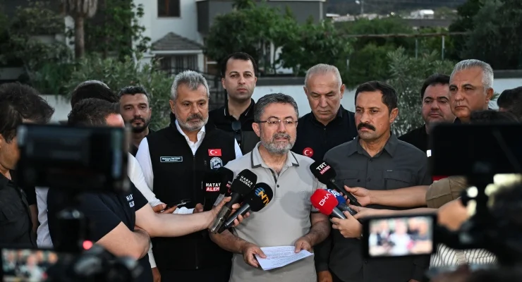 Hatay, İzmir ve Manisa'da ekipler zaferle dönüyor: Alevlerin enerjisi düşürüldü,