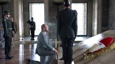 Francken, Atatürk’e “en derin saygısını” diz çökerek ifade ettiğini söyledi.