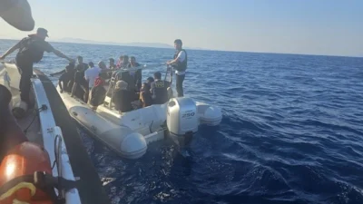 İzmir'in Dikili ve Menderes açıklarında motor arızasıyla sürüklenen botta 33