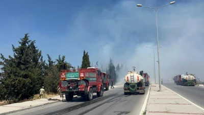 İzmir’in Buca ilçesinde çıkan orman yangınına müdahale sürüyor; ekipler, alevlerin