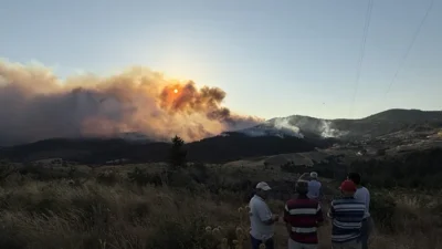 Yangın üç ilçeyi etkiledi, yüzlerce hane boşaltıldı. Müdahale gece boyunca