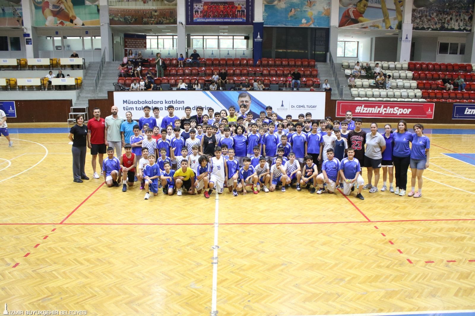 İzmir Büyükşehir Belediyesi Spor Kulübü, basketbol ve voleybol için düzenlediği