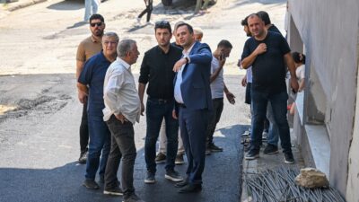 Bornova Belediyesi, yaz sıcaklarına rağmen asfalt çalışmalarına aralıksız devam ediyor.