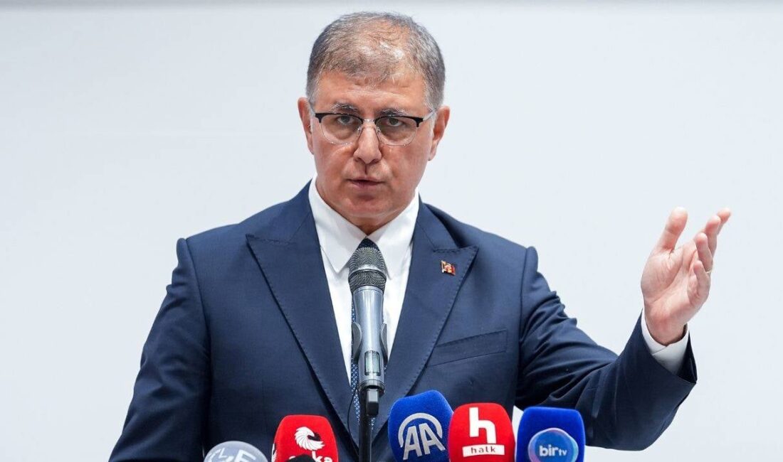 İzmir Büyükşehir Belediye Başkanı Cemil Tugay, eski yönetimle ilgili soruşturmanın