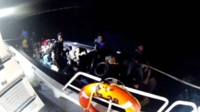 İzmir’in Çeşme ilçesi açıklarında motor arızası nedeniyle sürüklenen lastik bottaki