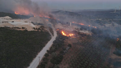 Çeşme’de tarım arazisinde başlayıp ormana sıçrayan yangına ikinci gününde de