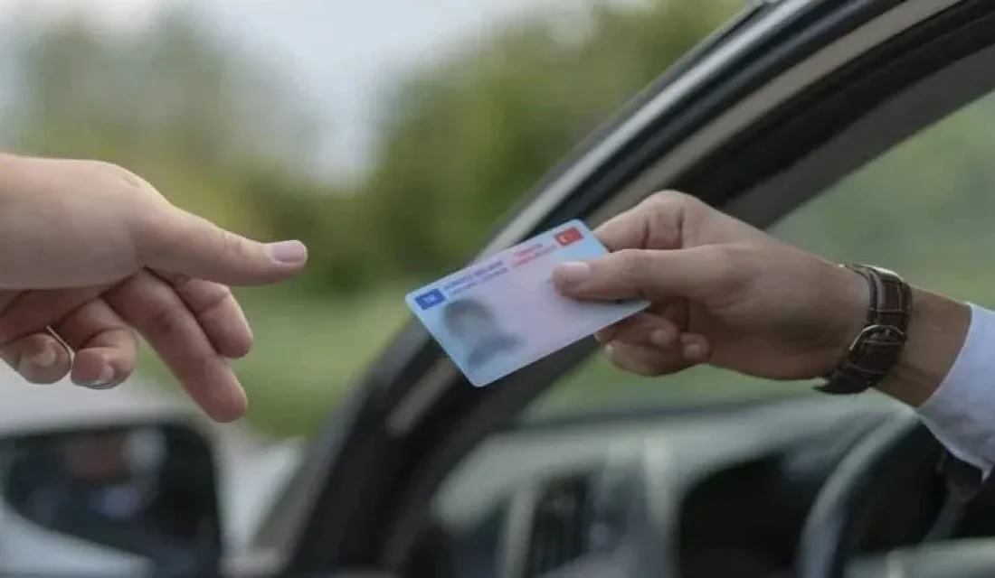 Eski tip sürücü belgelerini henüz yenilemeyen milyonlarca vatandaşı ilgilendiren kritik