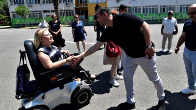 Bornova Belediye Başkanı Ömer Eşki, engelli bireylerle birlikte gerçekleştirdiği farkındalık