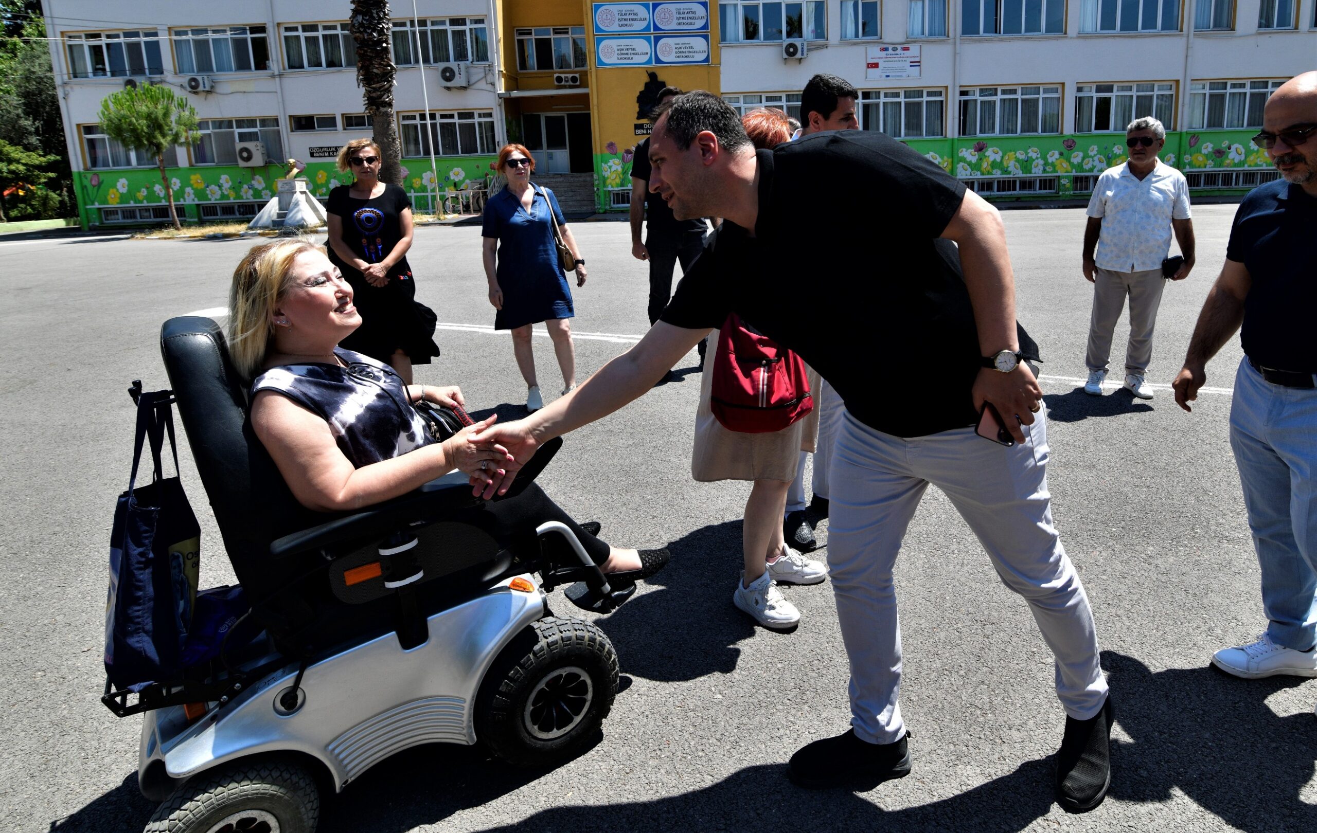Bornova Belediye Başkanı Ömer Eşki, engelli bireylerle birlikte gerçekleştirdiği farkındalık