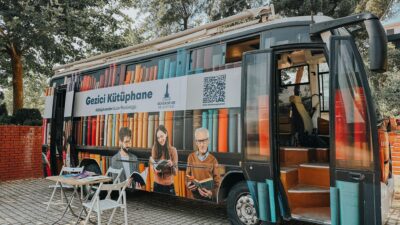 İzmir Büyükşehir Belediyesi tarafından yürütülen Gezici Kütüphane Projesi kapsamında hayata