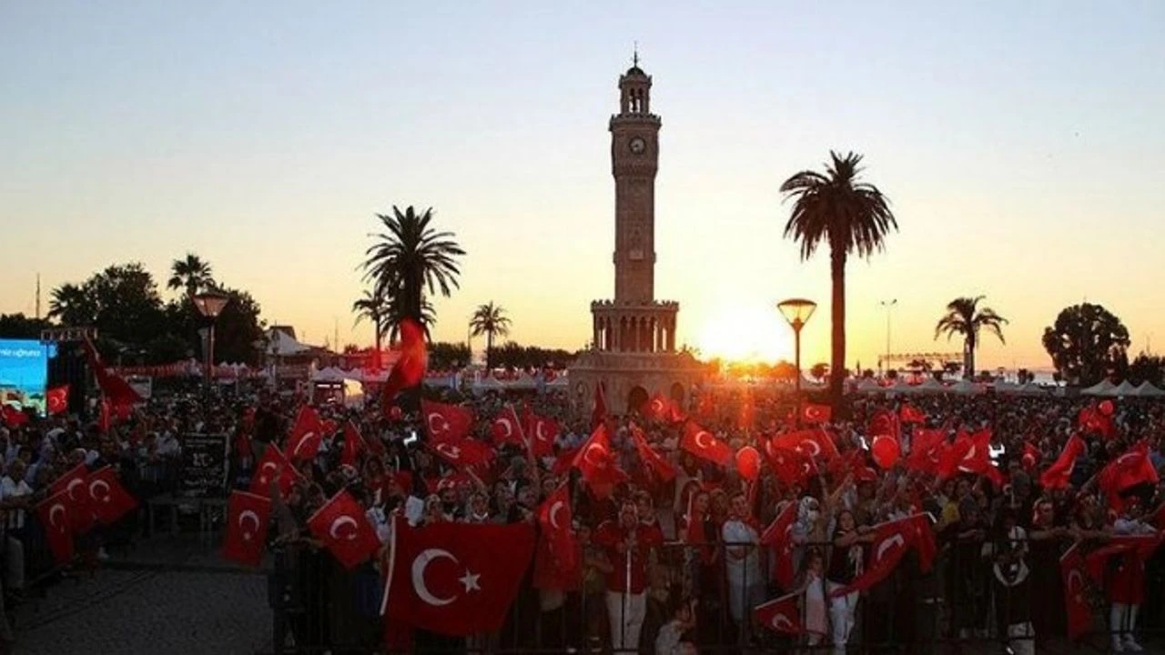 İzmir’de 15 Temmuz’da neler olacak? Sabah şehitlikte saygı duruşu, akşam