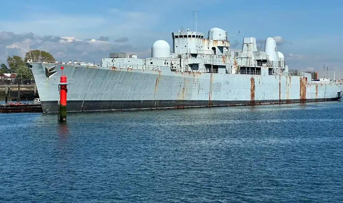İngiliz Kraliyet Donanması'na ait asbest ve tehlikeli maddeler barındıran HMS