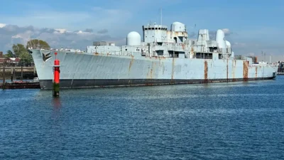 İngiliz Kraliyet Donanması'na ait asbest ve tehlikeli maddeler barındıran HMS