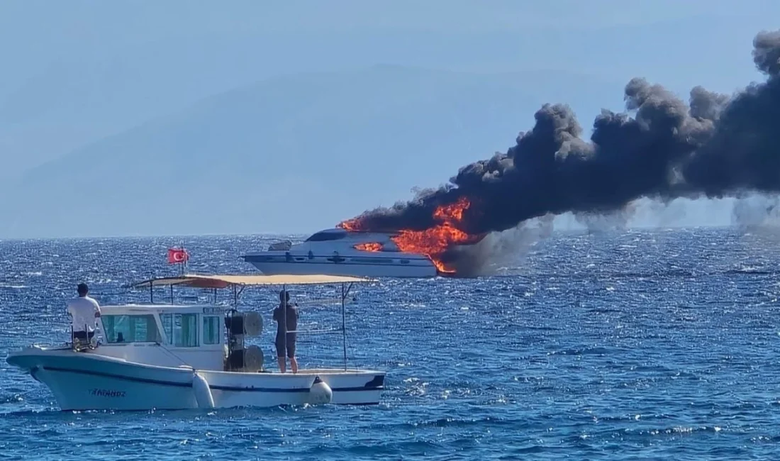 Çeşme'nin Dalyan Mahallesi'ndeki marinada bağlı motoryatta çıkan yangın tekneyi tamamen