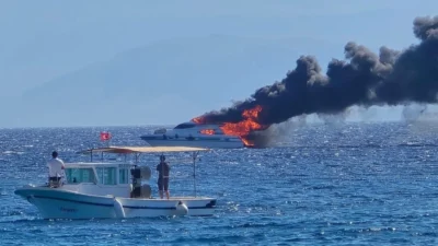 Çeşme'nin Dalyan Mahallesi'ndeki marinada bağlı motoryatta çıkan yangın tekneyi tamamen