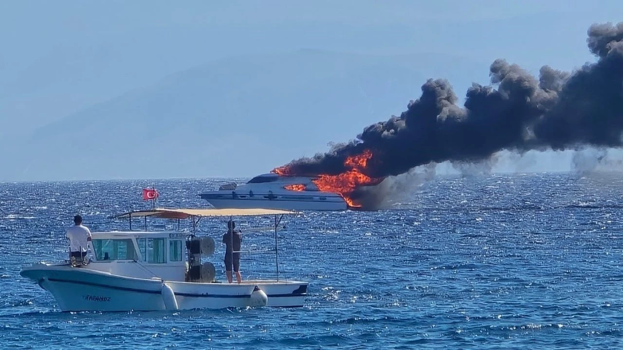 Çeşme'nin Dalyan Mahallesi'ndeki marinada bağlı motoryatta çıkan yangın tekneyi tamamen