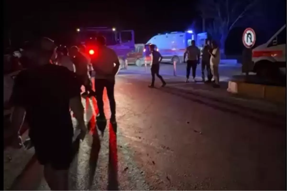 Trafik ışıklarının çalışmadığı kavşakta kamyonet ile hafif ticari araç çarpıştı,