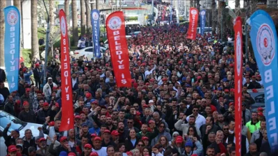 Belediye Başkanı Tugay ile bin 30 işçi karşı karşıya. Sendika