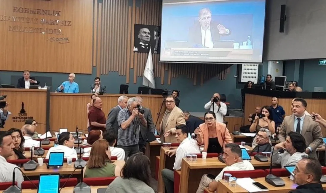 İzmir Büyükşehir Belediye Meclisi’nin Temmuz ayı ilk oturumu gerilimli anlara