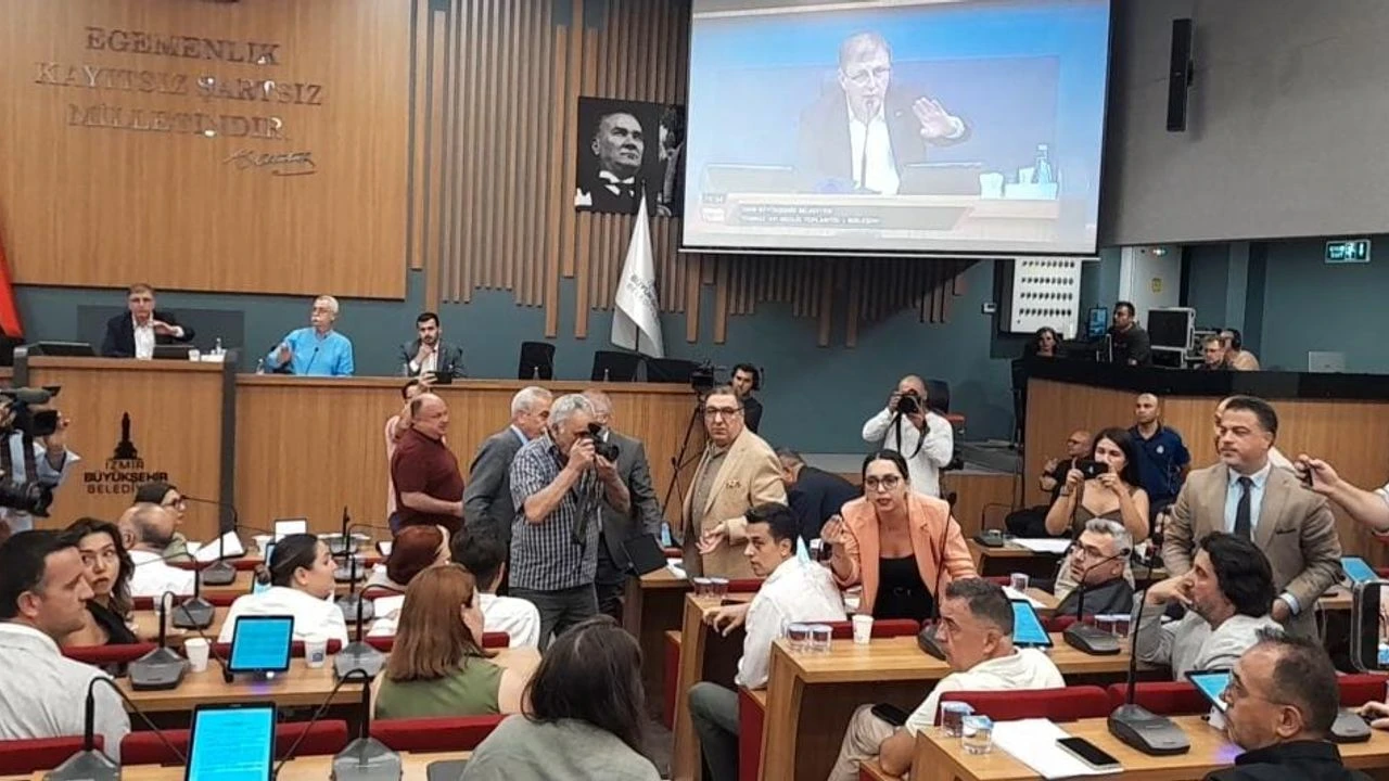 İzmir Büyükşehir Belediye Meclisi’nin Temmuz ayı ilk oturumu gerilimli anlara