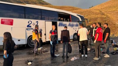 Ağrı’dan İzmir’e sefer yapan yolcu otobüsü, Sivas’ın İmranlı ilçesinde dağın