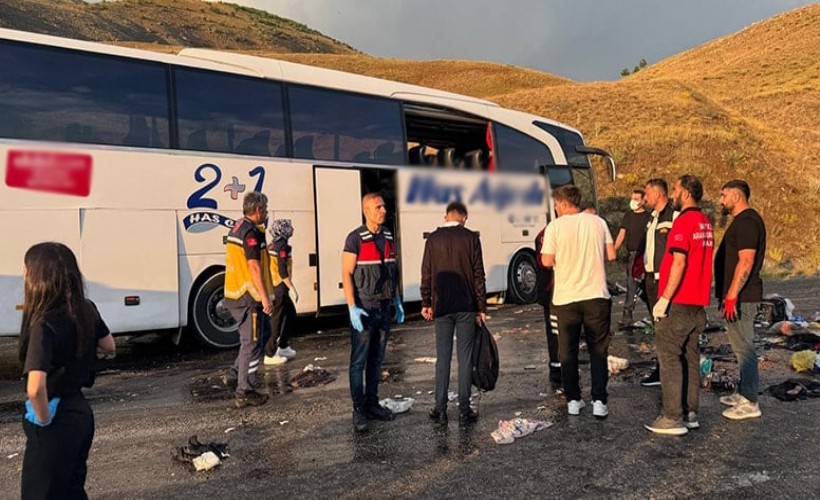 Ağrı’dan İzmir’e sefer yapan yolcu otobüsü, Sivas’ın İmranlı ilçesinde dağın