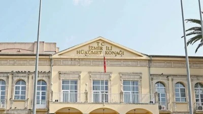 İzmir Valiliği, aranan bir şahsın gözaltına alınması sırasında yaşanan gerginliğe