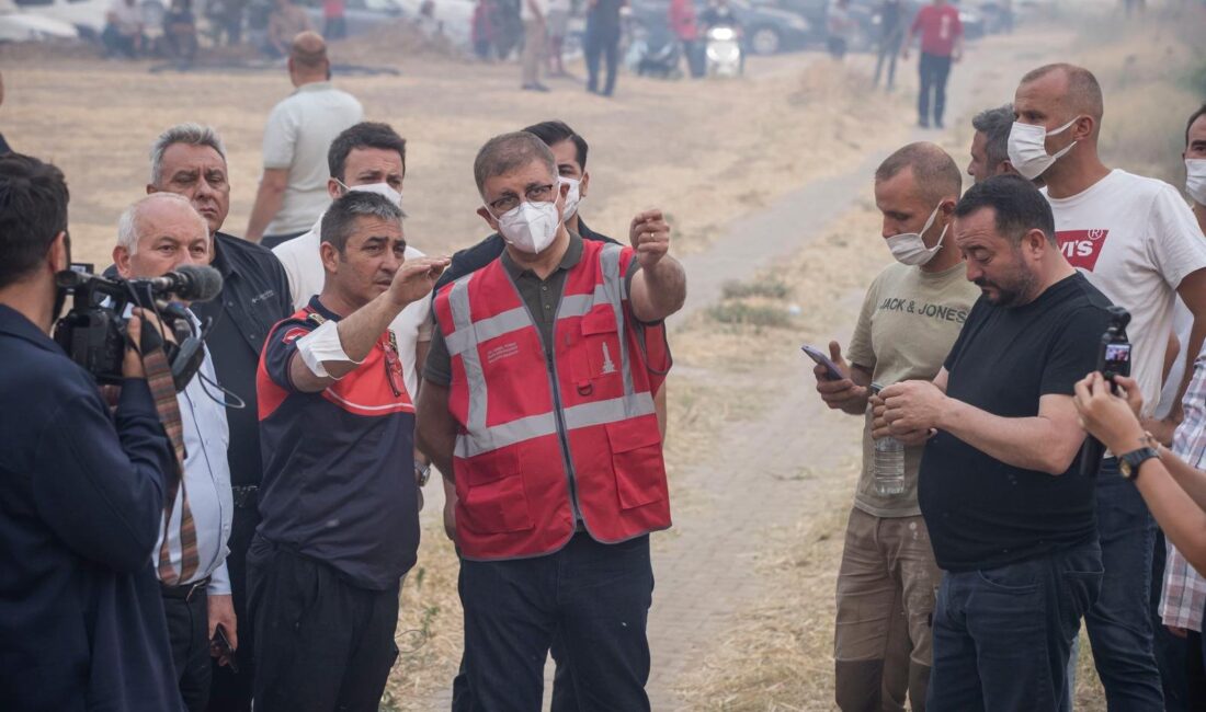 İzmir Büyükşehir Belediyesi İtfaiye Dairesi Başkanlığı ekipleri Ödemiş'te rüzgarın da