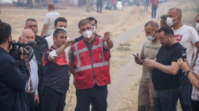 İzmir Büyükşehir Belediyesi İtfaiye Dairesi Başkanlığı ekipleri Ödemiş'te rüzgarın da