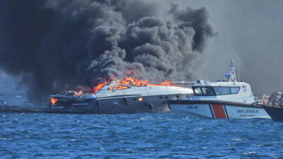 Balıkesir Erdek açıklarında lüks bir yatta çıkan yangında 4 kişi